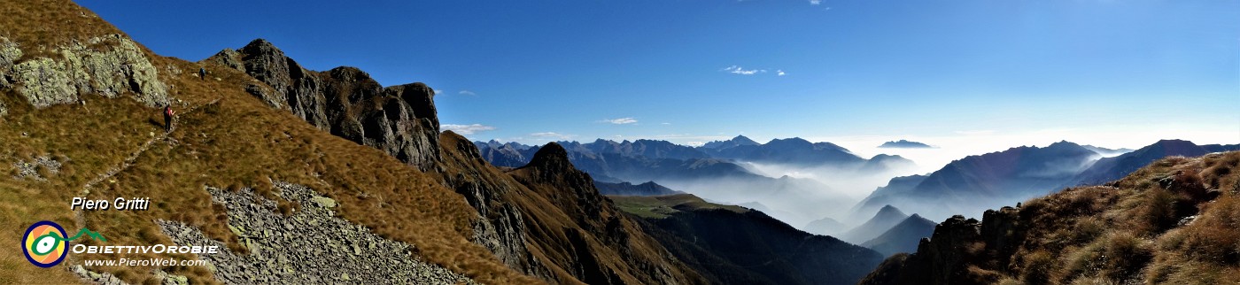 45 Vista panoramica sulla Val Pianella ed oltre appena salita.jpg